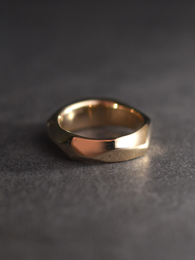 無骨なフォルム