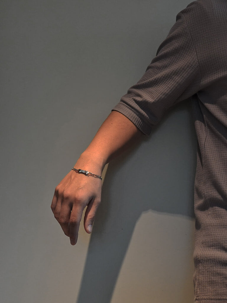 M size (モデル手首周り17cm)