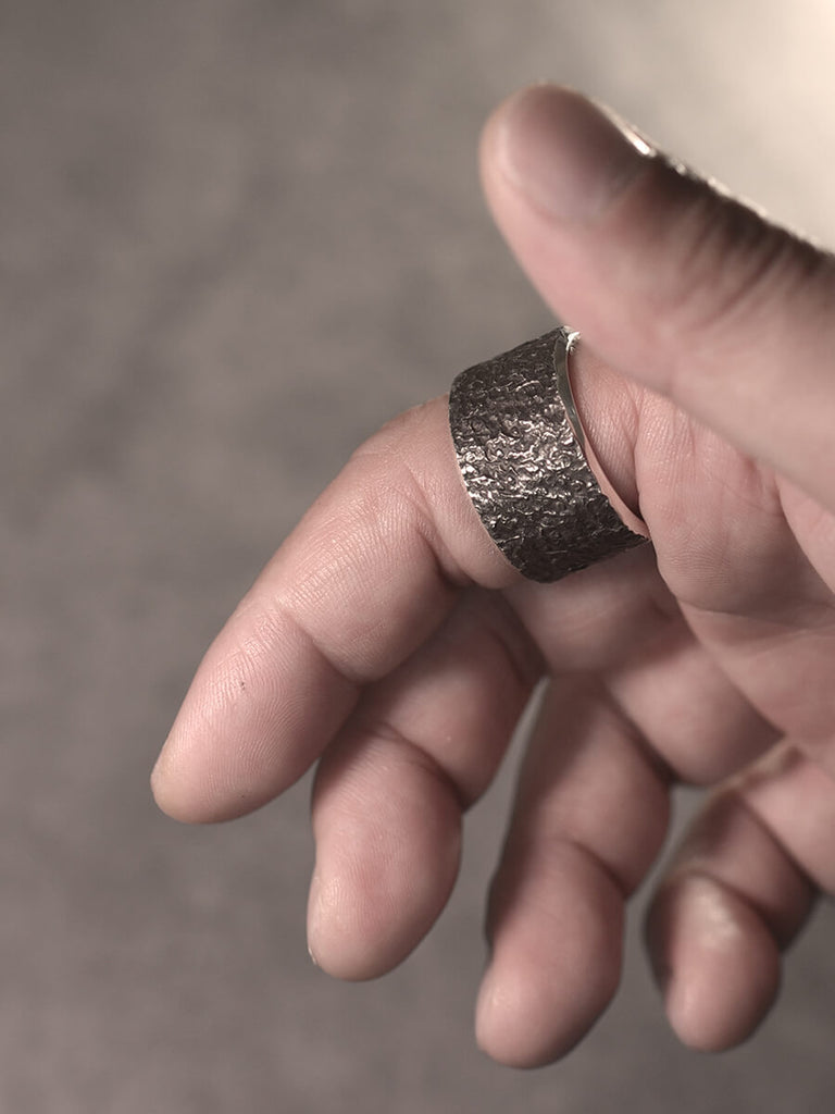 リング一周の槌目