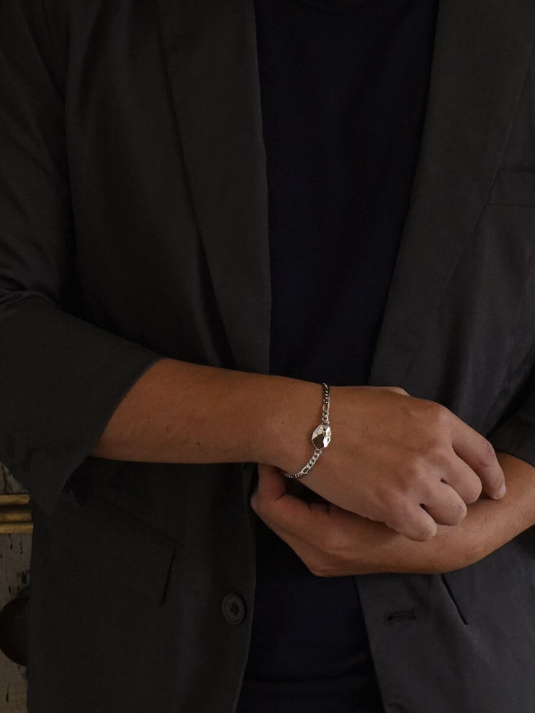 M size (モデル手首周り17cm)