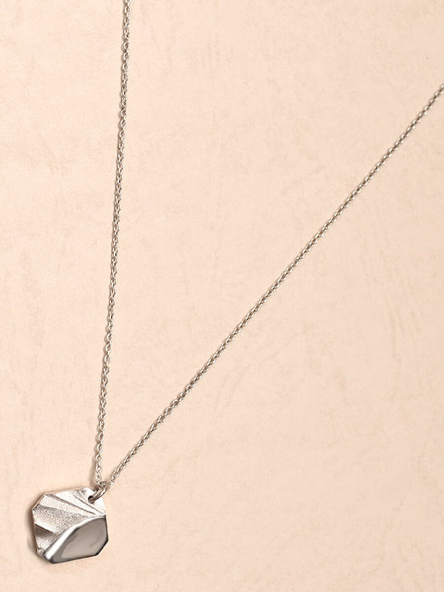 アクセサリー kazu Diamond Wavy Cross Necklace 1/20 ct tw 10K Tri-Tone Gold