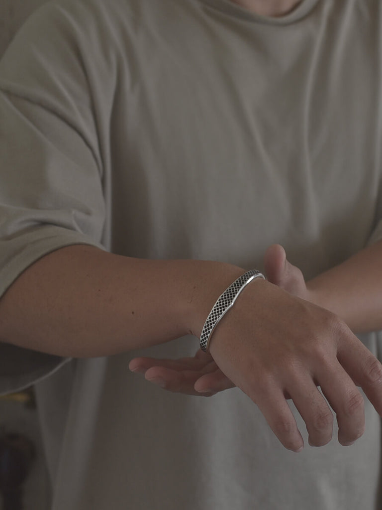 L size (モデル手首周り17cm)